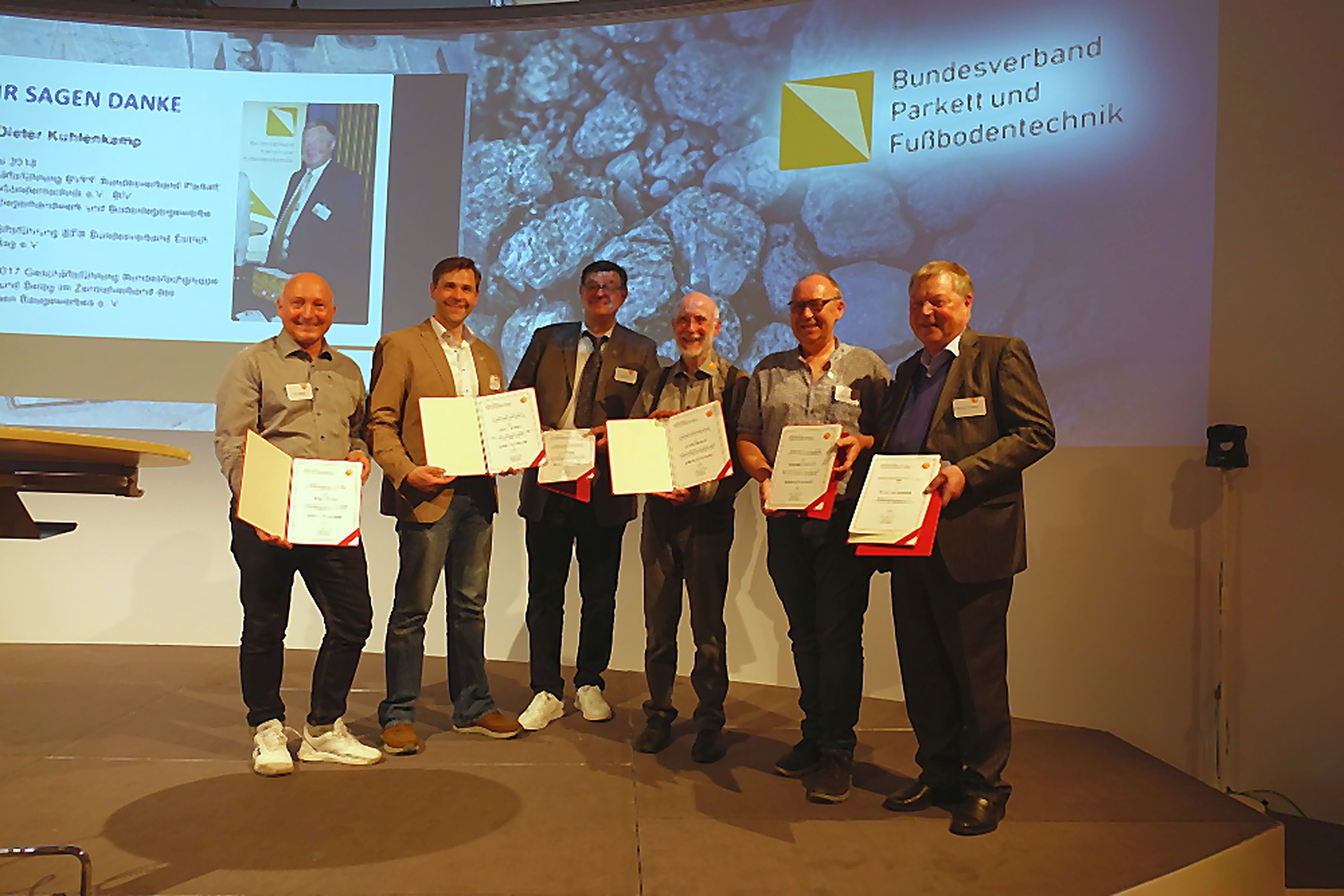 Rolf Rehbold erhaelt gemeinsam mit Pruefungsaufgabenerstellern die Ehrennadel in Gold des Bundesinnungsverbands Fussboden- und Parketttechnik fuer das gemeinsame Projekt zur Pruefungsaufgabenerstellung
